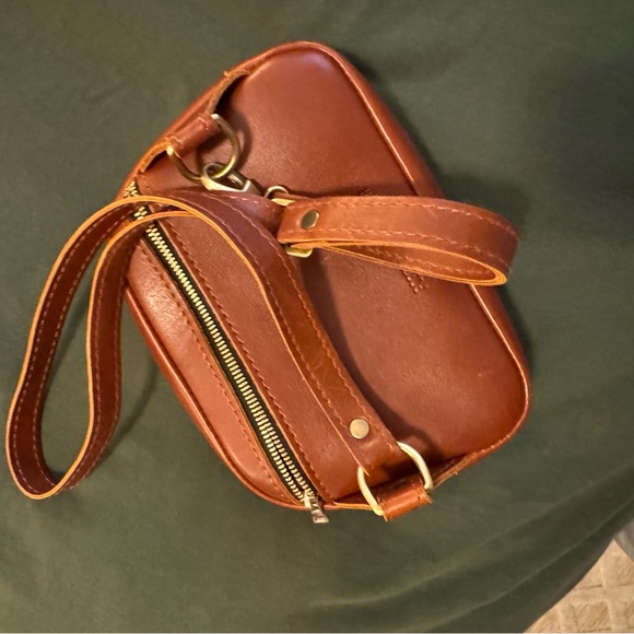 Scarlet sling bag in color, chestnut Portland Leather Goods. - Picture 4 of 4